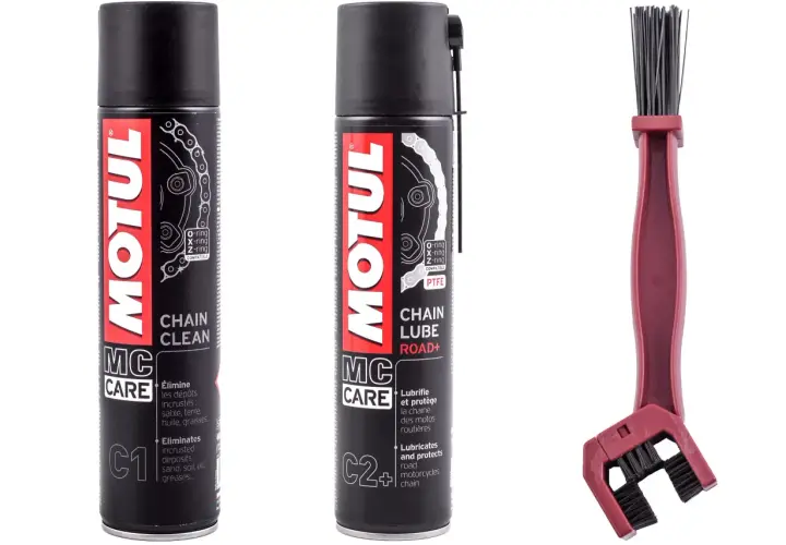 Dwa spraye Motul: Chain Clean i Chain Lube Road+ oraz szczotka do czyszczenia łańcucha. Idealny zestaw do pielęgnacji napędu, by smar do łańcucha Motul działał jak najlepiej.