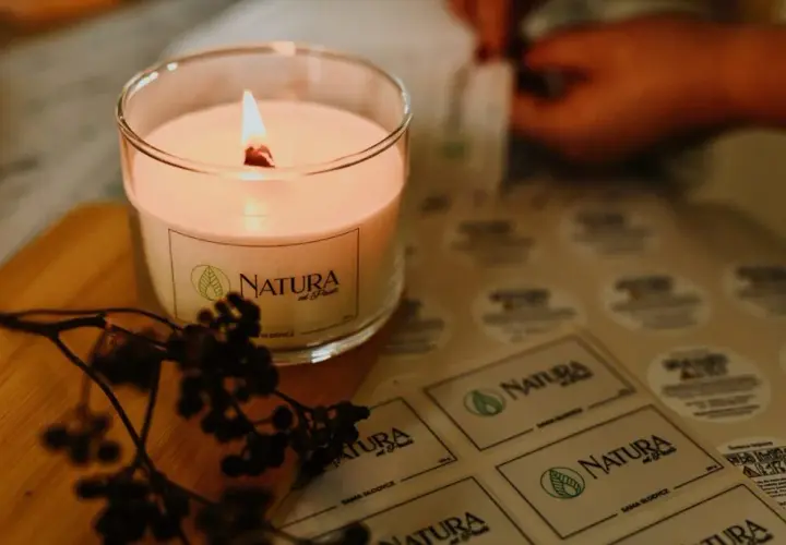Świeczka o zapachu świerku – naturalny sposób na relaks w domu
