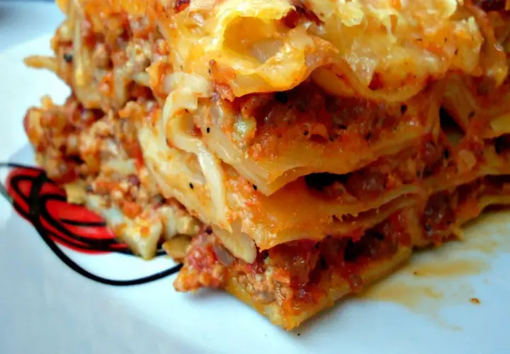 Pyszne ciasto na lasagne zamiast gotowych płatów. Przepis na domową wersję klasycznego dania, z warstwami mięsa i sosu.