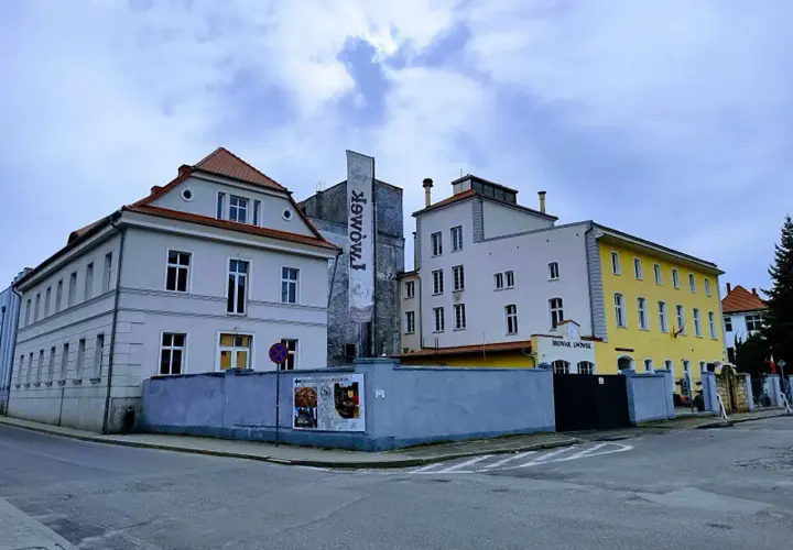 Najstarszy browar w Polsce, Browar Lwówek, z charakterystyczną wieżą i żółtym budynkiem.