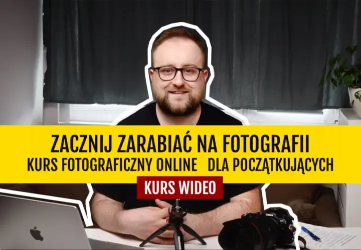 Uśmiechnięty mężczyzna w okularach zaprasza na szkolenie online dla fotografów. Kurs wideo pomoże zacząć zarabiać na fotografii.