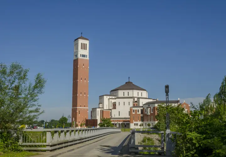 Sanktuarium Jana Pawła II w Krakowie: Historia, architektura i wydarzenia