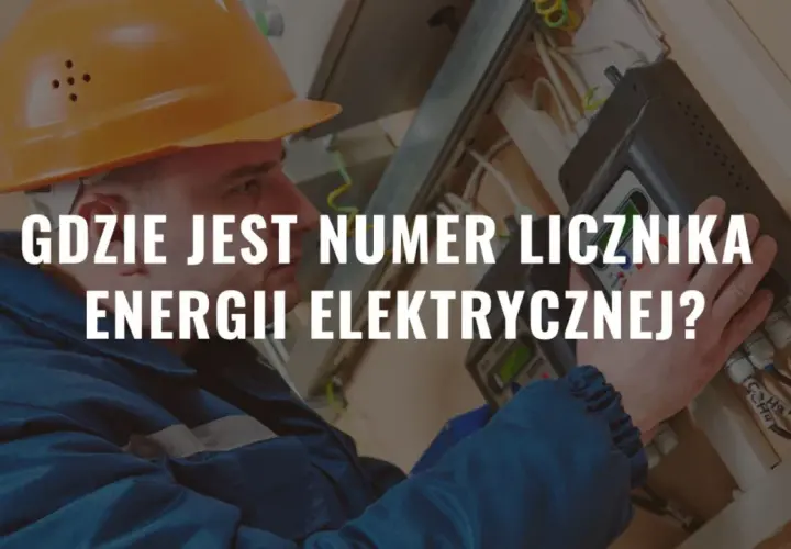 Elektryk w kasku sprawdza numer licznika energii elektrycznej przy skrzynce z przewodami.