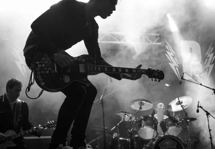 Gitarrister på scen i Stockholm. Kolla in vår livemusik stockholm kalender för fler band.