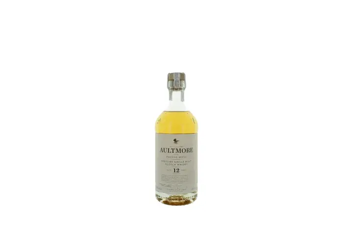 Bouteille de whisky Aultmore 12 ans d'âge, Speyside Single Malt Scotch Whisky, avec une étiquette grise et dorée.