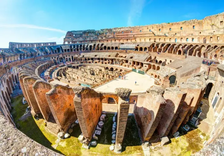 Vue intérieure du Colisée de Rome, un site historique impressionnant. Le prix de la visite est abordable pour découvrir ce monument.