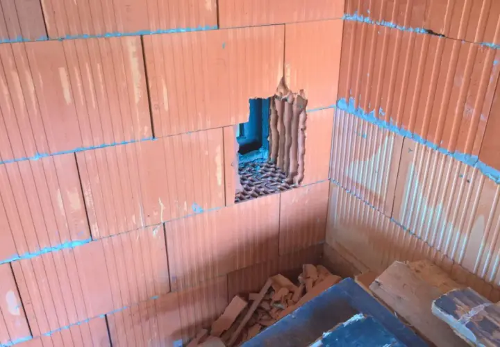 Otwór w ścianie z pustaków ceramicznych, przygotowany pod wentylację garażu przez ścianę.