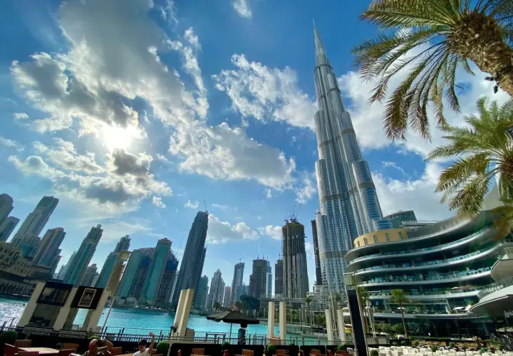 Sytuacja w Dubaju: Burj Khalifa góruje nad nowoczesną architekturą, a palmy dodają tropikalnego klimatu.