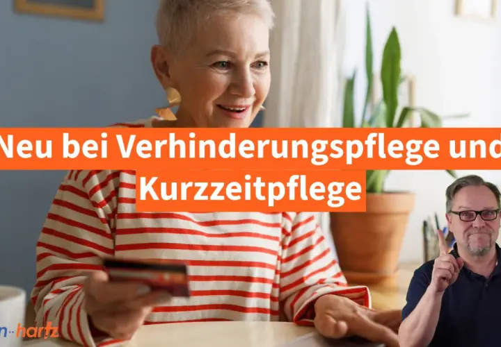Lächelnde Frau mit Kreditkarte, Mann zeigt aufmerksamkeitsstark. Text: Neu bei Verhinderungspflege und Kurzzeitpflege.