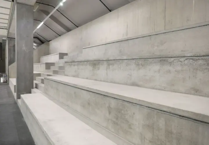 Betonstufen im modernen Stil, die an ein Amphitheater erinnern. Perfekt, wenn Sie Sichtbeton selber machen möchten.