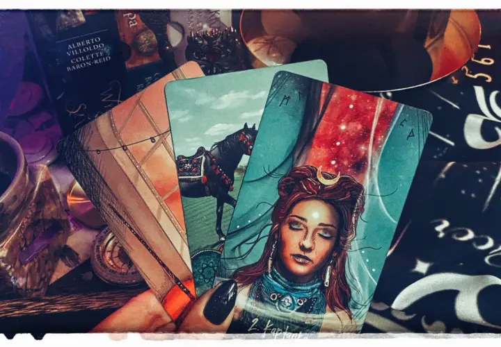 Karty tarota, koń, kobieta z księżycem na czole – to wszystko może pomóc zrozumieć, dlaczego tarot się sprawdza, oferując refleksję i wskazówki.
