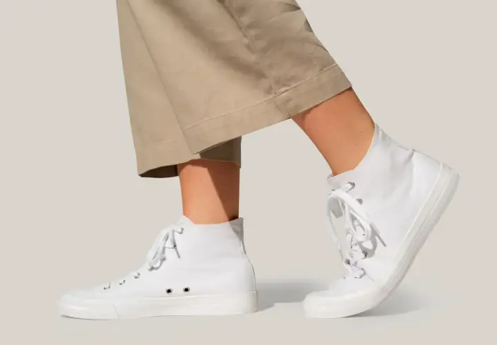 Jak nosić trampki? Odkryj modne stylizacje na każdą okazję!