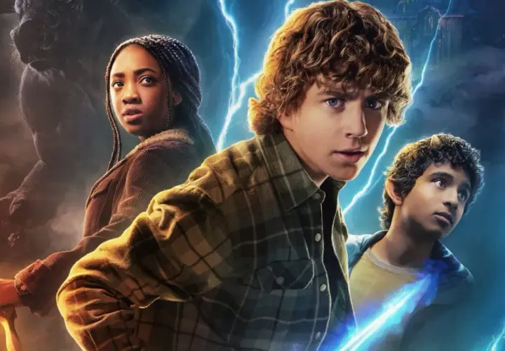 Trójka bohaterów, w tym Percy Jackson, stawia czoła potworom w filmach "Percy Jackson i bogowie olimpijscy".