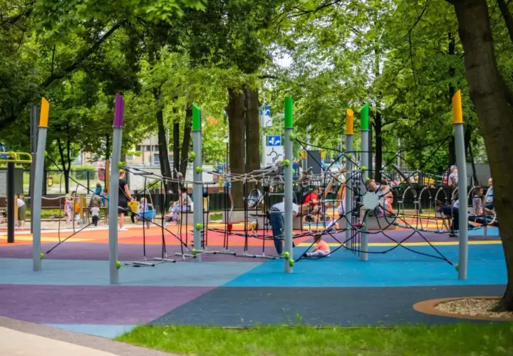 Kolorowy plac zabaw w Bielsku-Białej oferuje mnóstwo atrakcji dla dzieci, w tym nowoczesne konstrukcje linowe i bezpieczne nawierzchnie.