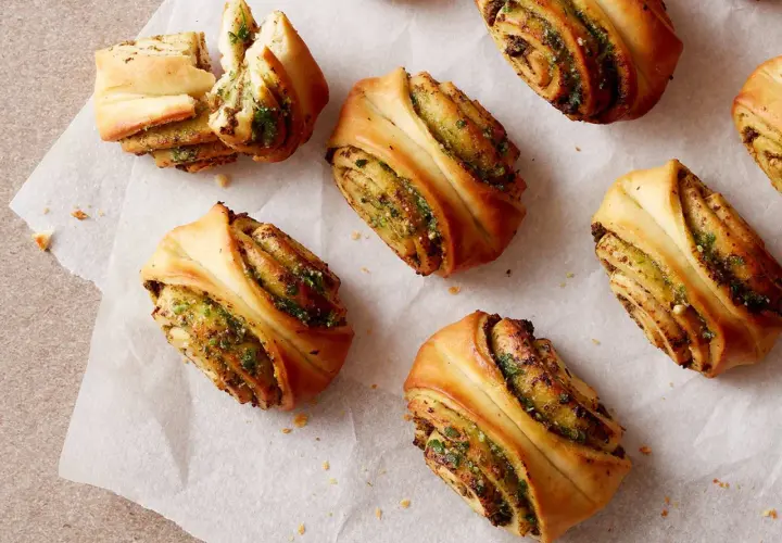 Köstliche Brötchen, perfekt um Pizzateig zu verwerten. Goldbraun gebacken, mit einer würzigen Füllung.