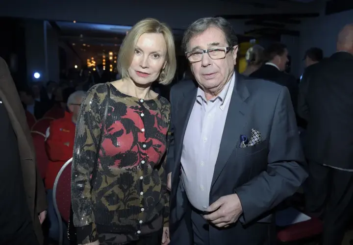 Tadeusz Borowski aktor życie prywatne: Para na evencie. On w garniturze, ona w błyszczącym kardiganie.