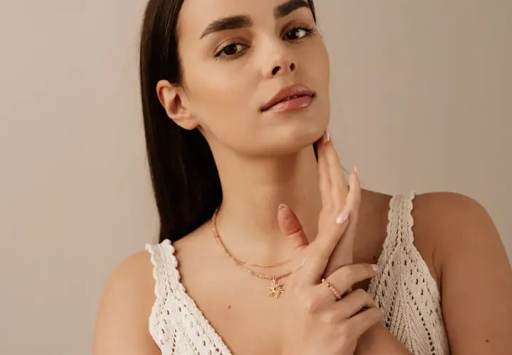 Delikatny choker z zawieszką w kształcie słońca podkreśla subtelność i elegancję.