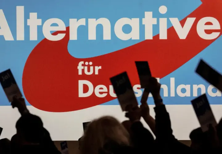 Menschen halten "Ja!"-Karten hoch vor dem Logo der AfD. Die forsa umfrage aktuell zeigt die Partei im Aufwind.