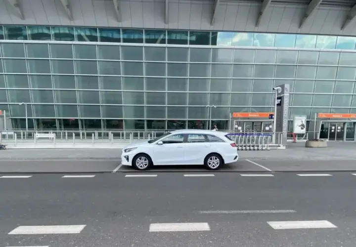 Jak odebrać kogoś z lotniska Chopina samochodem bez stresu?