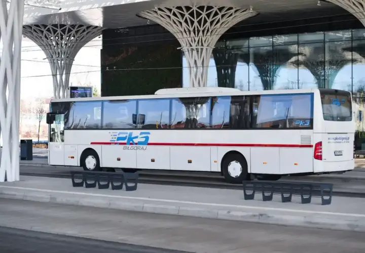 Biały autokar PKS Biłgoraj czeka na pasażerów. Zapewnia komfortowe podróże z adresu pod adres.