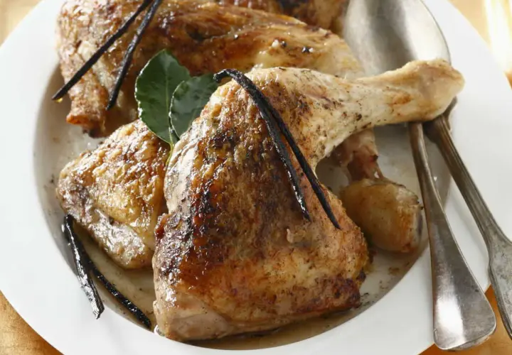 Cuisses de chapon dorées, nappées d'une sauce savoureuse, garnies de gousses de vanille et de feuilles de laurier. Une invitation à découvrir la recette de cuisses de chapon en sauce.