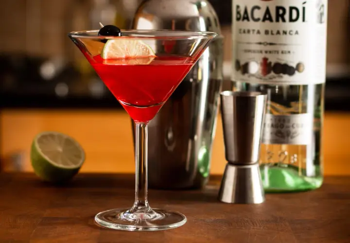 Z czym pić Bacardi Malinowe? Odkryj najlepsze drinki i połączenia