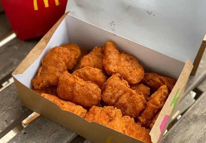 Pudełko chrupiących McNuggetsów, idealnych na szybką przekąskę. Zastanawiasz się nad ich mcnuggets kcal?