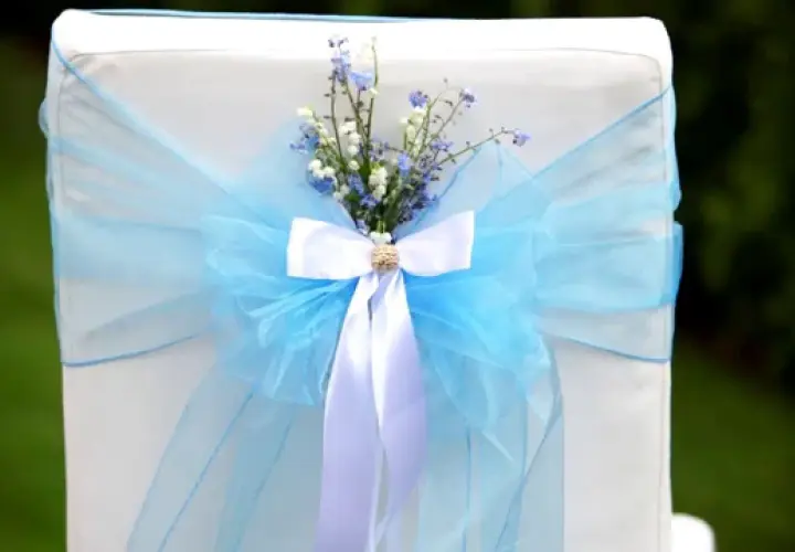 Jak udekorować krzesła na komunię? Inspiracje i DIY