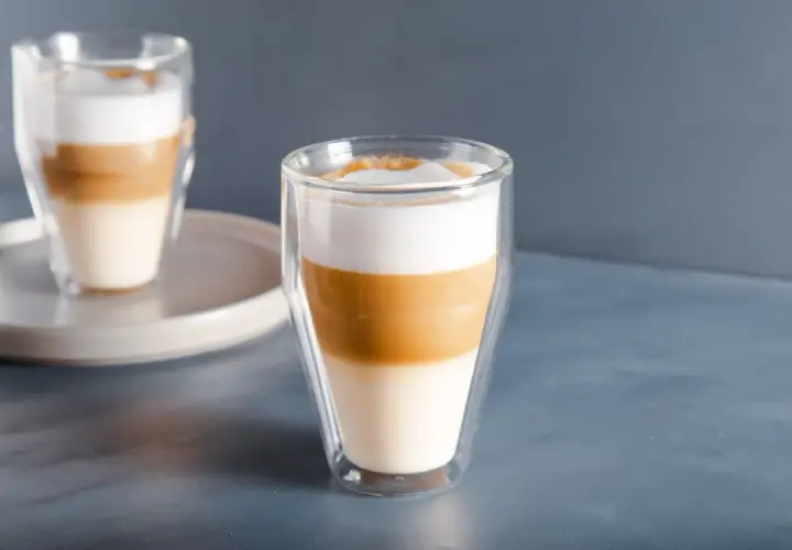 Dwa warstwowe latte macchiato w szklankach z podwójnymi ściankami, idealne na spokojny poranek.