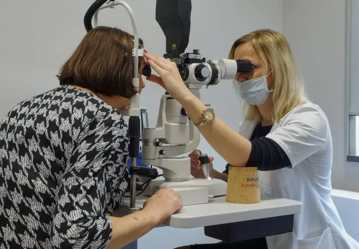 Okulistka bada oko pacjentki przy użyciu lampy szczelinowej. To ważny etap w diagnostyce i leczeniu jaskry.