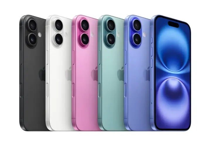 Pięć iPhone'ów w różnych kolorach: czarny, biały, różowy, zielony i fioletowy. Każdy iPhone z 4 aparatami z tyłu.