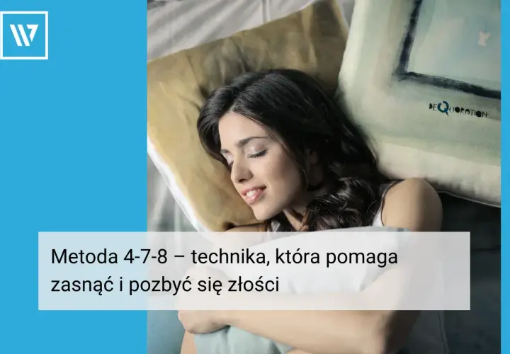 Kobieta śpi spokojnie, otulona poduszkami. Metoda 4-7-8 pomaga jej zasnąć i pozbyć się złości.