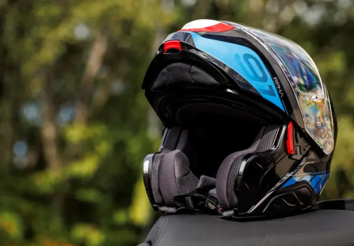 Kask motocyklowy RPHA 91 w kolorze czarnym z niebieskimi i białymi akcentami, gotowy na kolejną podróż.