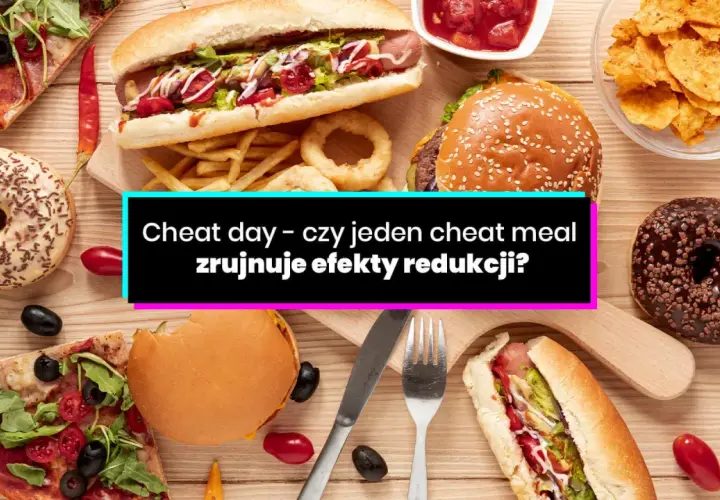 Cheat day – czy jeden cheat meal rujnuje efekty redukcji? Talerz pełen fast foodów: pizza, burgery, frytki, hot dogi, pączki i chipsy.