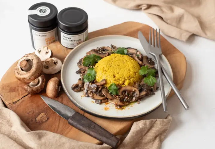 Veganes Pilzgericht mit gelbem Reis, garniert mit Koriander. Perfekt für Pilz Rezepte vegan.