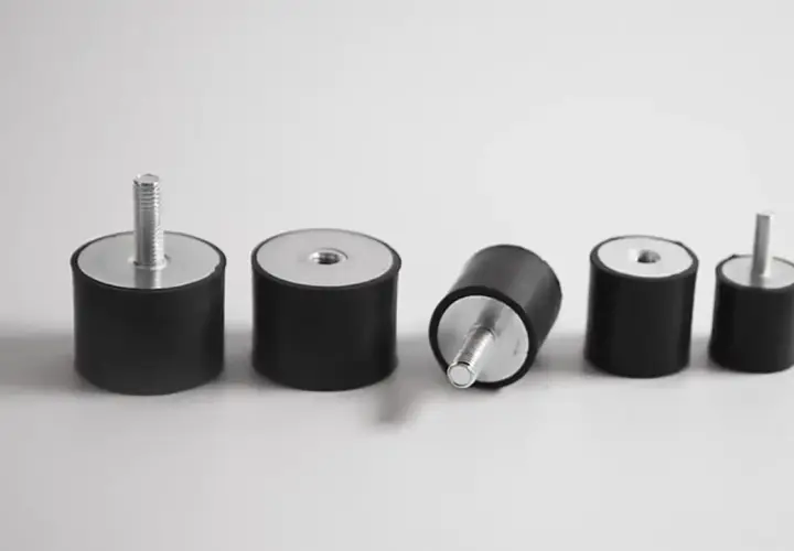 Cinco silentblocks de coche, algunos con tornillo, otros con rosca. Un silentblock roto, listo para ser reemplazado.
