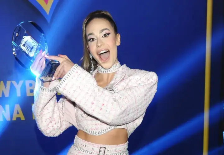 Blanka Stajkow z nagrodą, świętuje sukces. Jej utwory zdobywają serca fanów.