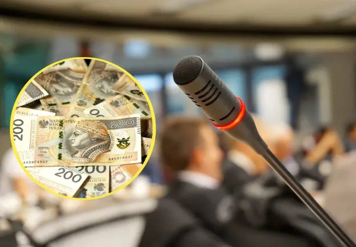 Ile zarabia radny w Warszawie? Na stole leżą banknoty 200 zł, a przed mikrofonem siedzą ludzie.
