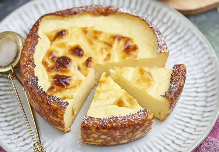 Un délicieux flan sans pâte, doré et crémeux, saupoudré de sucre glace. Parfait pour une recette facile et gourmande.