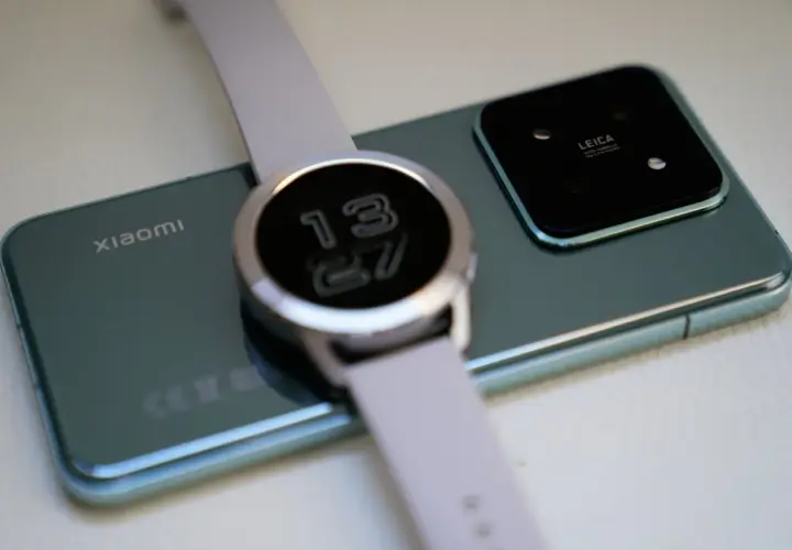 Smartwatch na zielonym telefonie Xiaomi. Dwie karty SIM, jeden numer – wygoda w nowoczesnym wydaniu.