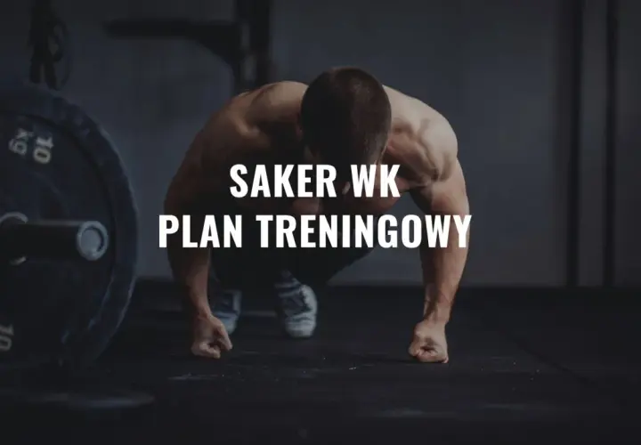 Saker WK - Twój plan treningowy na siłownię. Sylwetka mięśniaka w pozycji do ćwiczeń, obok talerz 10 kg.