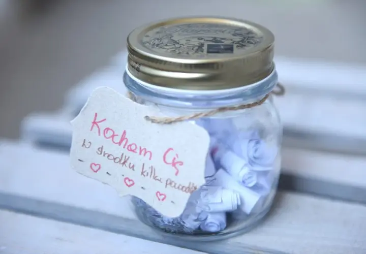 Słoik z karteczkami "Kocham Cię z kilku powodów" – idealny prezent na rocznicę ślubu diy.
