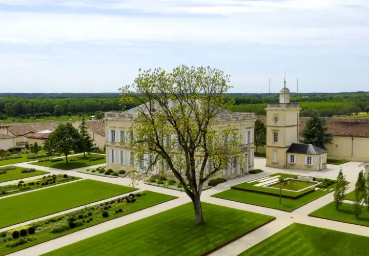 Magnifique domaine viticole sur la route des vins de Bordeaux, avec son château, ses jardins à la française et ses vignes à perte de vue.