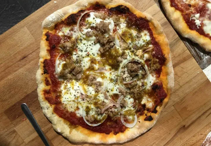 Pizza casera con carne desmenuzada, cebolla y queso. ¡Así se hace la levadura para una masa perfecta!