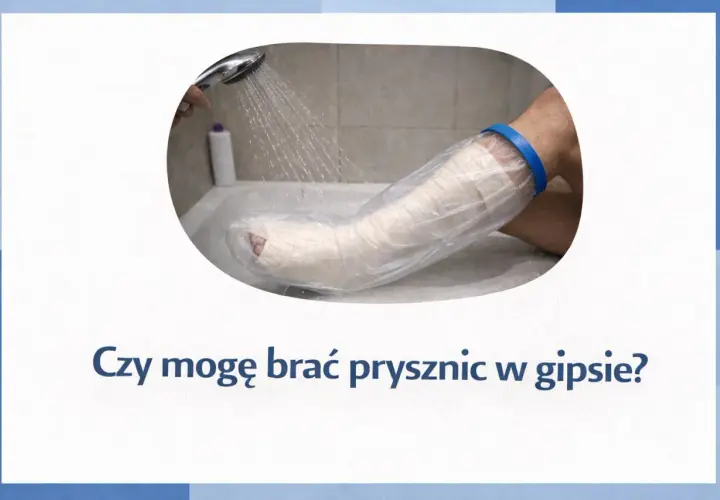 Osoba w gipsie na nodze bierze prysznic, chroniąc opatrunek folią. Dbanie o higienę pod gipsem jest kluczowe.
