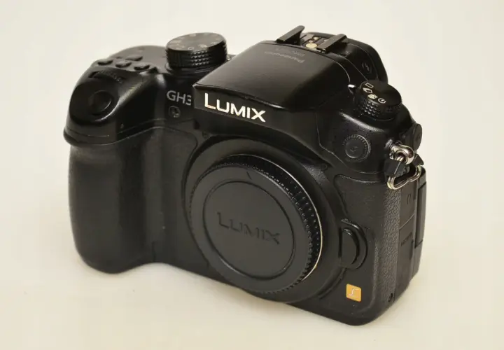 Czarny aparat Panasonic Lumix GH3 z obiektywem.