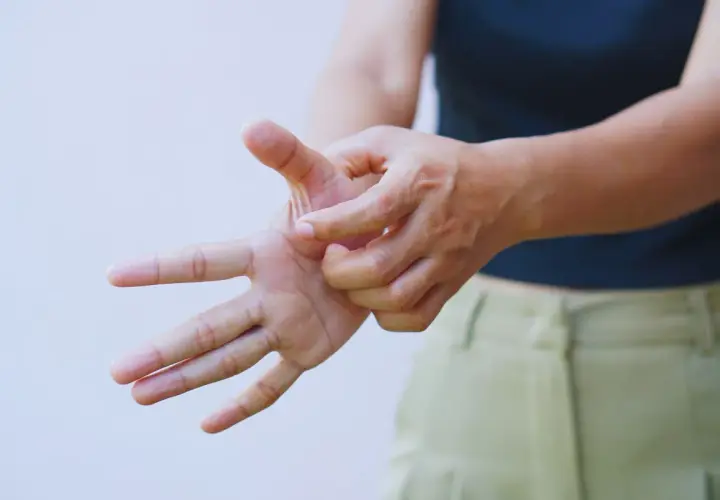 Mani che si grattano, un gesto comune per alleviare il prurito braccia notturno.