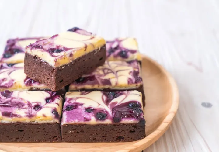 Czekoladowe brownie z kremowym serkiem i jagodami. Idealne ciasto mało kaloryczne na deser.
