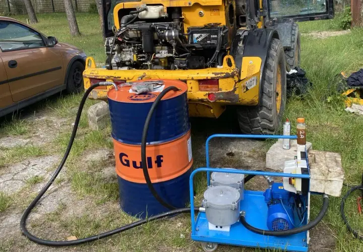 Pompa zasysa olej z beczki Gulf do lewarka hydraulicznego koparki.