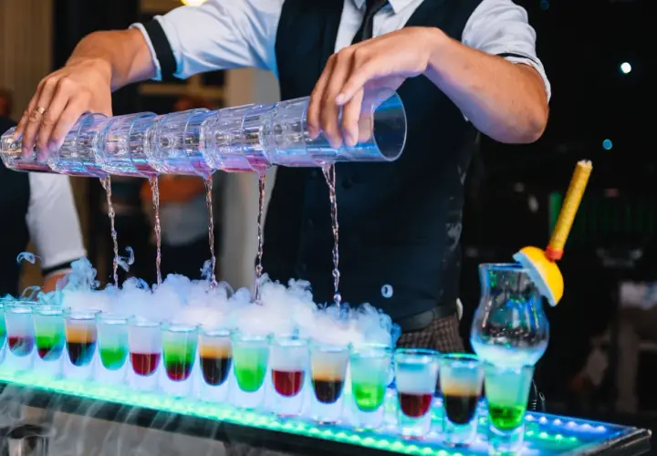 Ile bierze barman na weselu? Sprawdź ceny i ukryte koszty